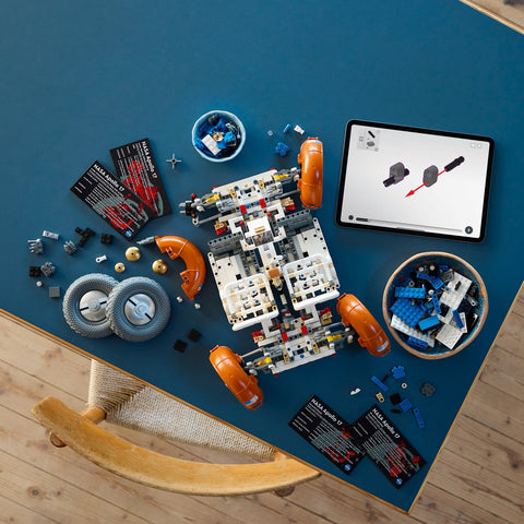 Assembling the LEGO Technic NASA Apollo Lunar Roving Vehicle � LRV 42182