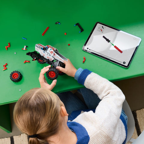 Assembling teh LEGO Technic Monster Jam ThunderROARus Pull-Back Truck 42200