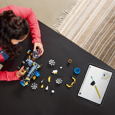 Assembling the LEGO Technic Deep-Sea Research Submarine 42201