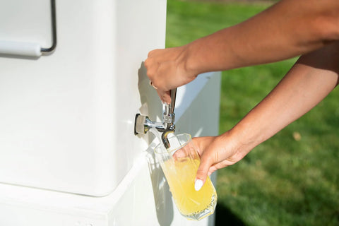 Serving tea from a Bevanda White Sperse Drink Dispenser