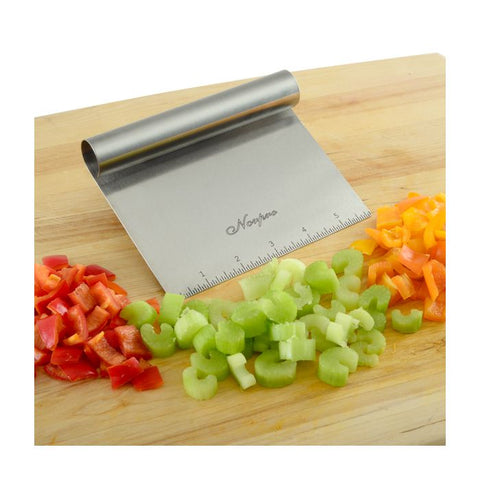 Scrapper/chopper with chopped vegetable