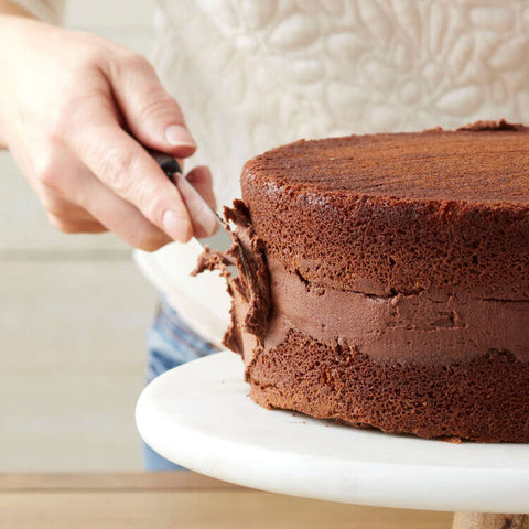 Frosting cake