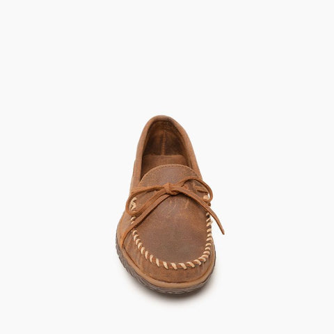 Minnetonka Men's Tarik Leather Moccasin, toe view