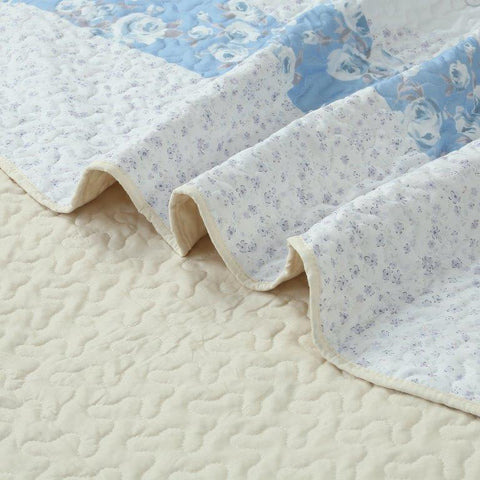 Closeup of quilt edge of Virah Bella Blue Blossoms Quilt Set