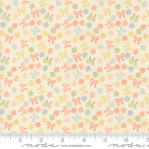 cream, Handmade Sweetness Collection Bows and Daisies Cotton Fabric 31793