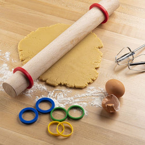 Silicone Rolling Pin Rings 43883 with rolling pin and dough