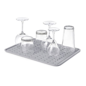 Drying mat with glasses